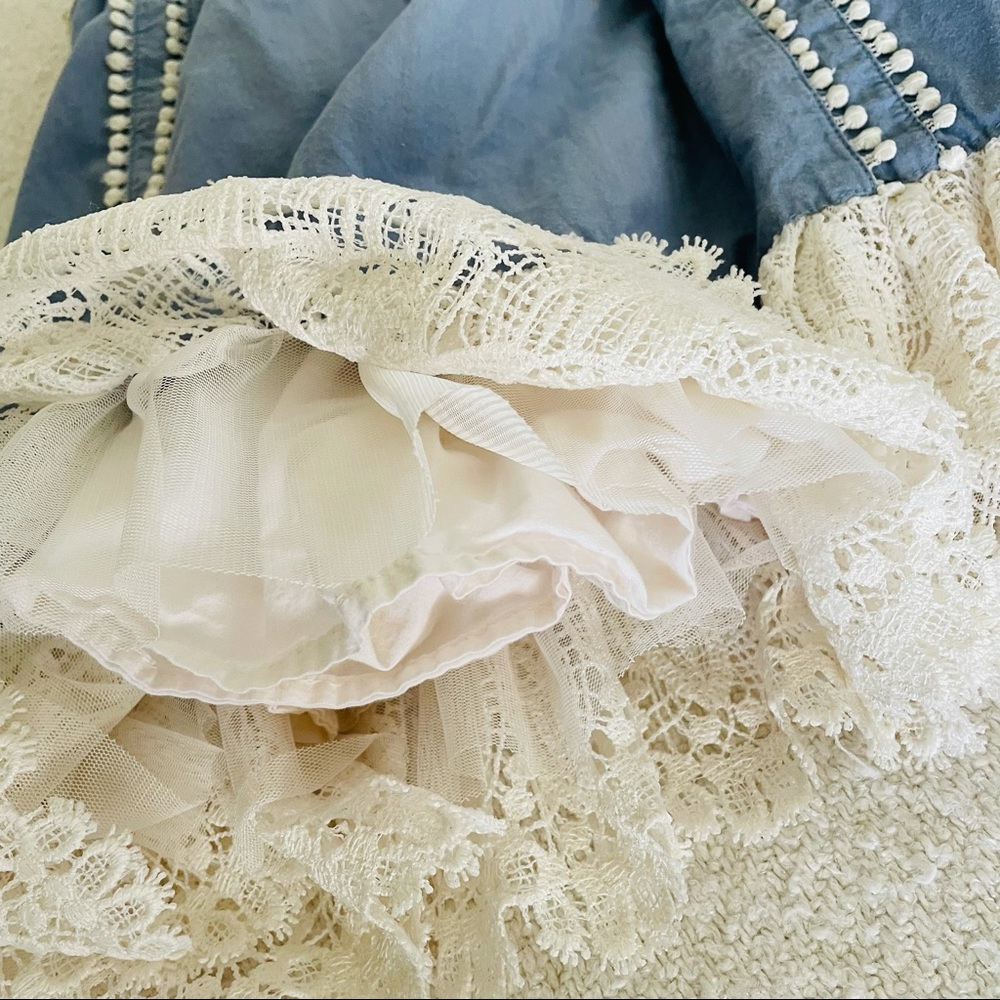 CHAMBRAY & LACE - Picture 3 of 6